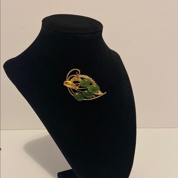 Vintage Green Jade and Gold Tone  Leaf Brooch - Picture 4 of 5